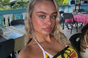 九游体育app-太阳报介绍帕尔默女友假期：穿比基尼在牙买加度假，两人17岁认识