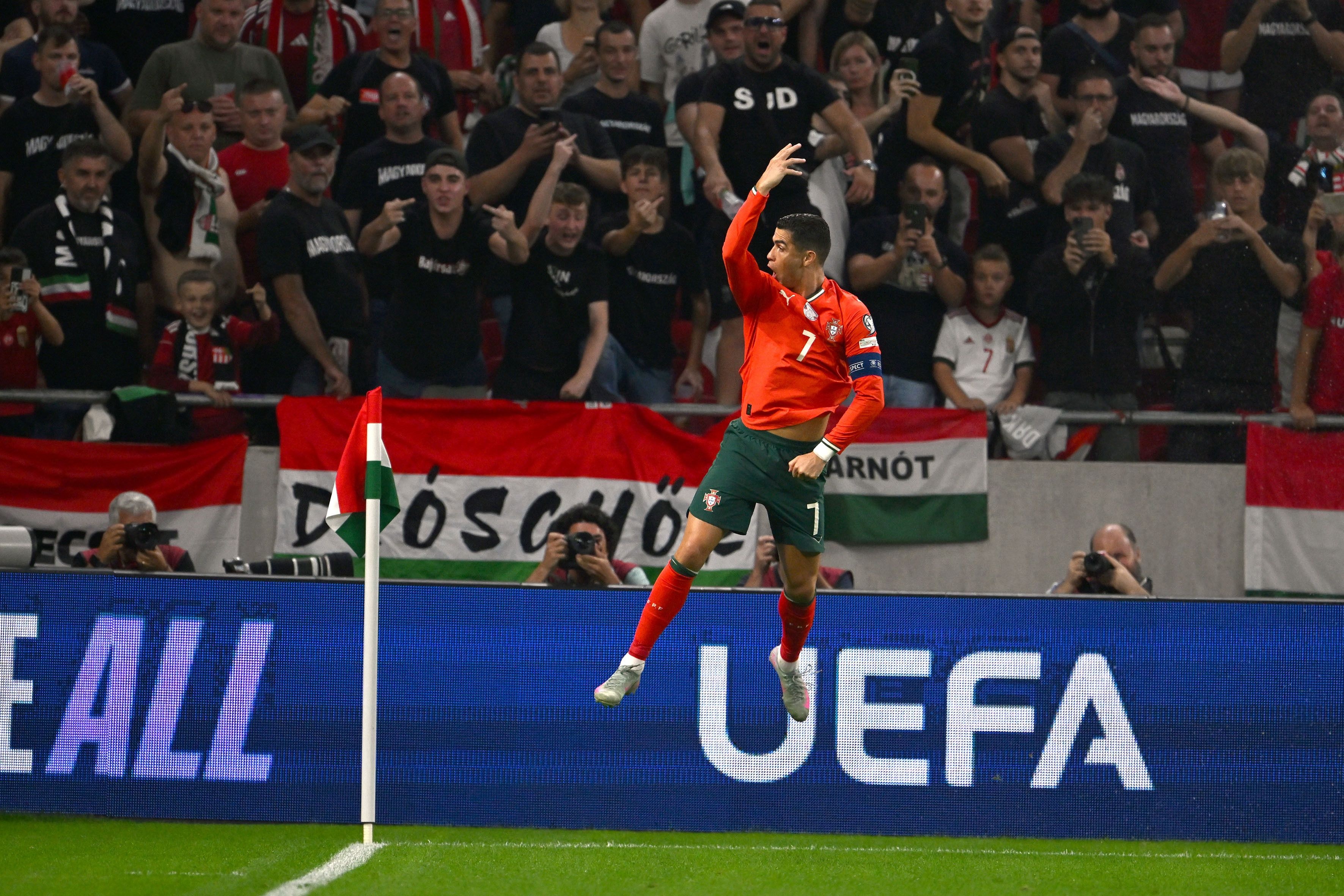 九游体育app-领先27球!国家队历史射手榜:C罗223场141球居首 梅西194场114球