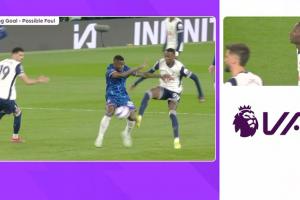 九游体育app-戏剧十足!萨尔远射破门,VAR介入判定他蹬踏犯规在先&染黄